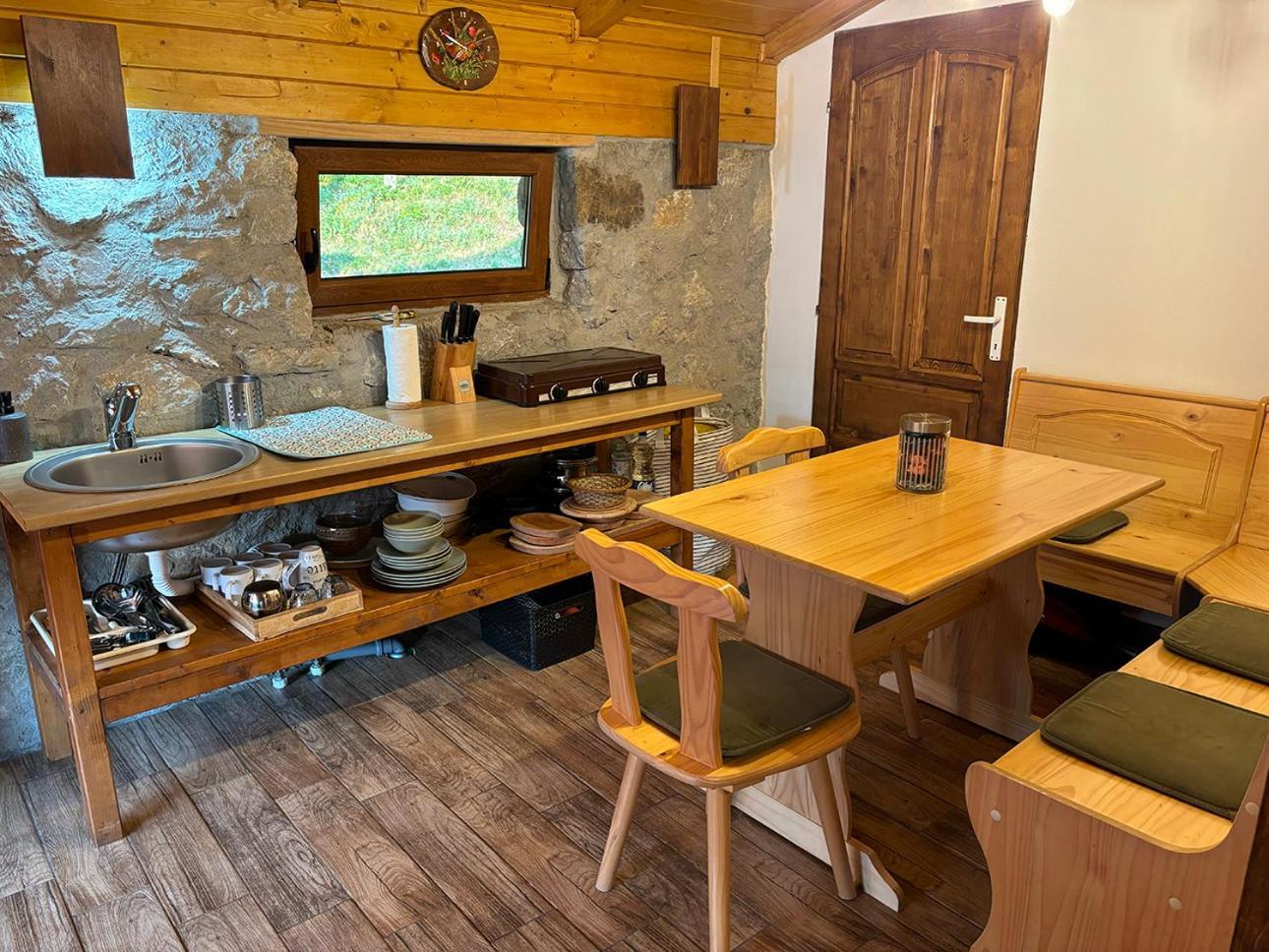 Salas U Bregu In Cheile Carasului Crasova Exterior photo